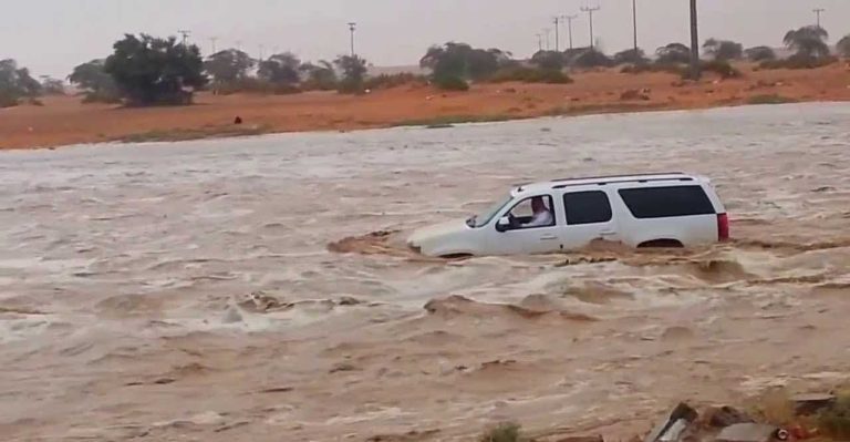 سيول الرياض تصيب العاصمة السعودية بالشلل.. غرق طرق وتعليق التعليم سيول الرياض