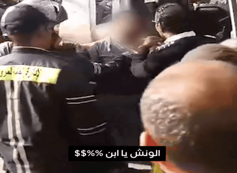 فيديو لضابط مصري ينهال ضربا وصفعا على مواطن يفجر الغضب فيديو لضابط مصري ينهال ضربا وصفعا على مواطن يفجر الغضب