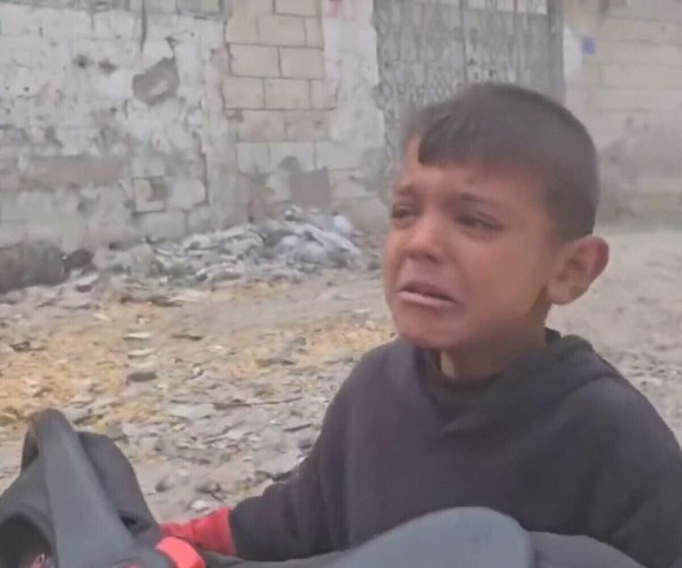 “وحياة ربنا خايف”.. فيديو مأساوي لطفل فلسطيني تحت القصف بمحيط مجمع الشفاء