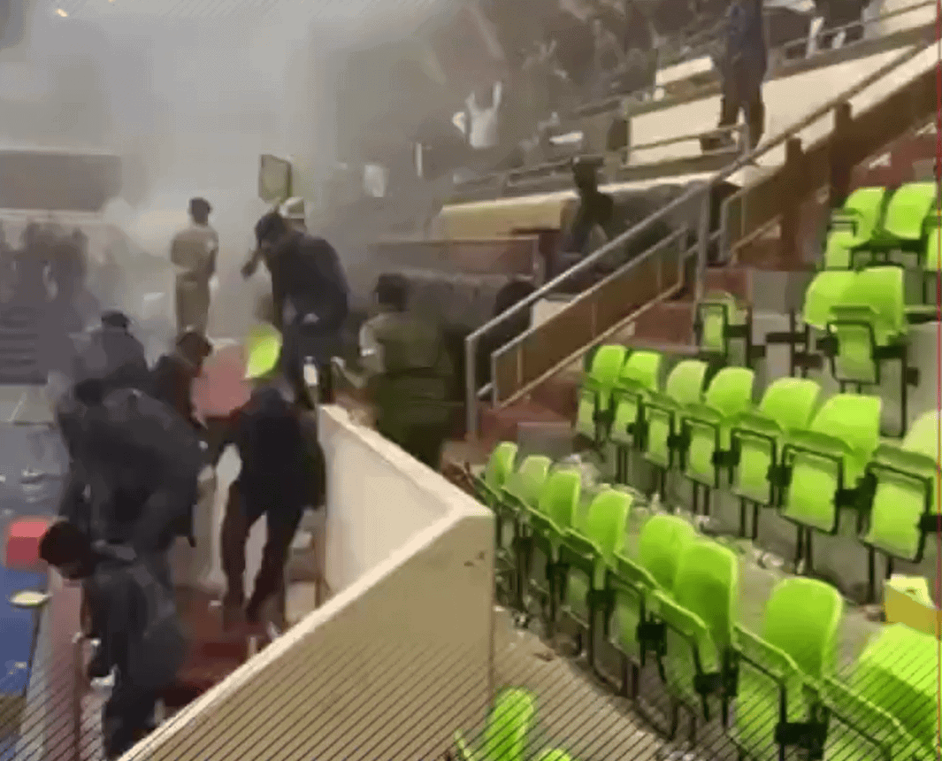 مشهد صادم من ليبيا.. فوضى واشتباكات واسعة في مباراة لكرة اليد مشهد صادم من ليبيا.. فوضى واشتباكات واسعة في مباراة لكرة اليد
