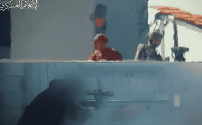 قناص القسام وهو يفجر رأس جندي إسرائيلي: “سنصطادكم مثل البط” (فيديو) قناص القسام وهو يفجر رأس جندي إسرائيلي: "سنصطادكم مثل البط"