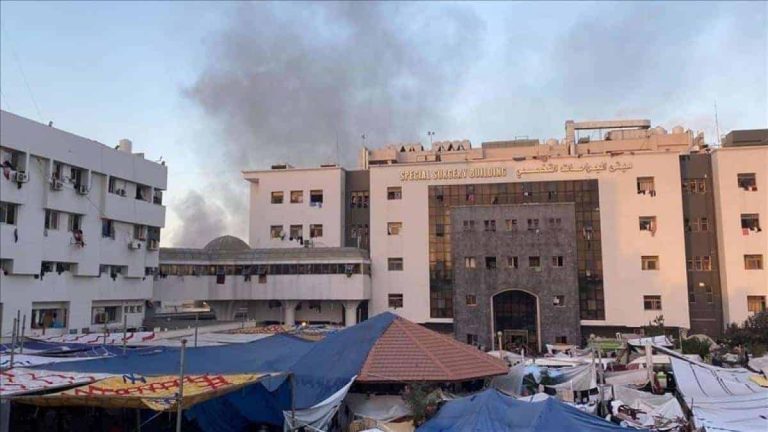 اقتحام مجمع الشفاء.. مراسل إسرائيلي يسخر من متحدث جيش الاحتلال: “سئمنا من هذا الضعف” مستشفى الشفاء الطبي