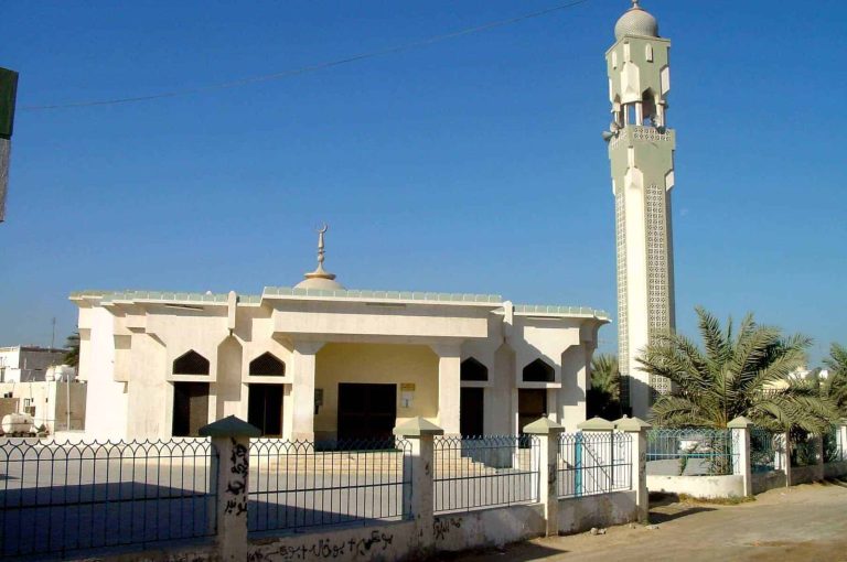هل أمر حاكم الشارقة بإضافة عبارات شيعية للأذان؟.. مقاطع من الإمارة فجرت جدلا