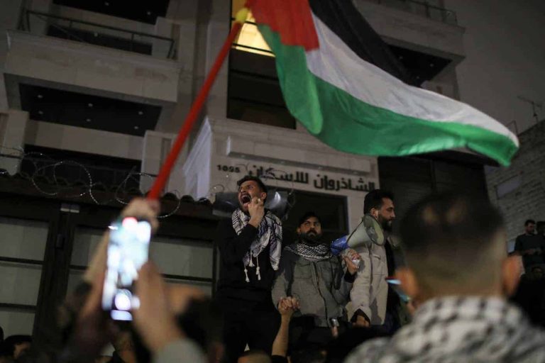 مظاهرات الأردنيين قرب سفارة الاحتلال