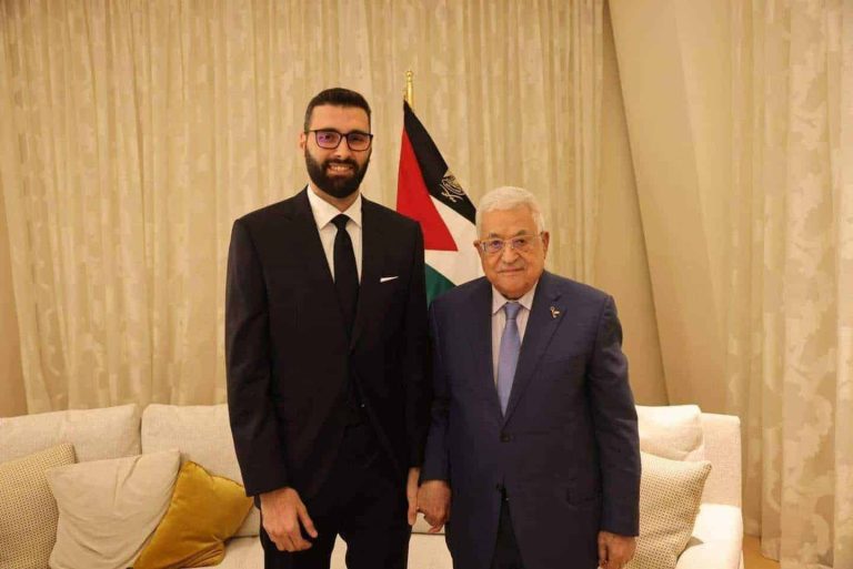 وجه معتز عزايزة المتصهين يتكشف بعد مغادرته غزة.. هكذا استغل المأساة لتحقيق هدفه الخبيث!