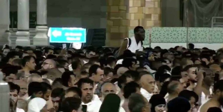 معتمر عملاق بالحرم المكي يثير تفاعلاً واسعاً في السعودية “فيديو” معتمر عملاق في الحرم المكي