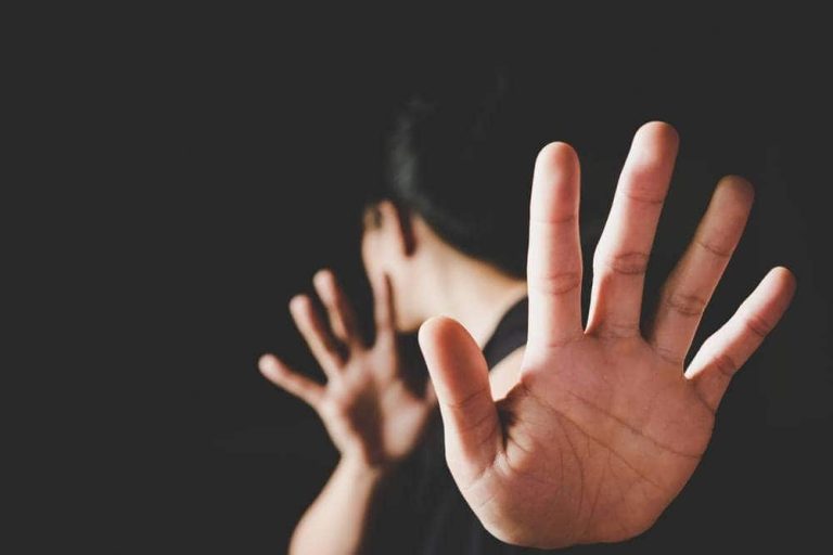 فيديوهات لمحامي مصري وهو يهتك عرض فتاة من أقربائه .. “لو رفضتي تكملي هفضحك”! محامي متهم بـ هتك عرض فتاة قريبة له وابتزازها بفيديوهات جنسية