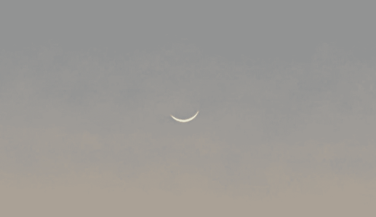 بالعين المجردة.. هلال أول رمضان في سماء الكويت يحرج عادل السعدون