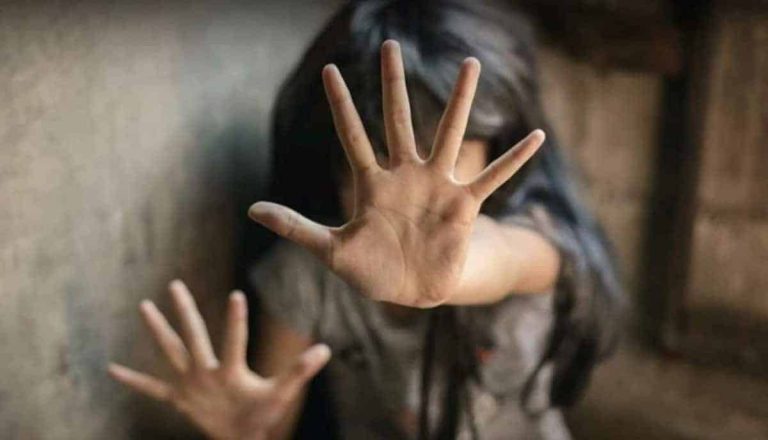 أنهى حياة ابنته بمشاركة زوجته بعد تعذيبها بالكابلات.. تفاصيل جريمة بشعة تهز جنوبي سوريا وفاة طفلة تحت التعذيب