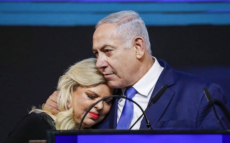 قبل الرد الإيراني .. نتنياهو وزوجته يحتميان بفيلا لملياردير أمريكي بها ملجأ مضاد للصواريخ! نتنياهو يلجأ إلى فيلا صديق في القدس قبل الرد الإيراني