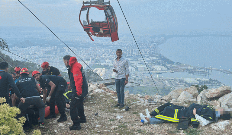 انتقادات للبلدية المعارضة.. لحظات مرعبة خلال انهيار “تلفريك” غربي تركيا “فيديو” تعرضت رئاسة بلدية أنطاليا من حزب الشعب الجمهوري المعارض بقيادة موهيتين بوسيك لانتقادات لاذعة بعد حادثة انهيار تلفريك في الولاية الواقعة غربي تركيا