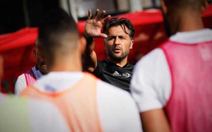 إسلام مدرب "مولودية الجزائر" الفرنسي باتريس بوميل