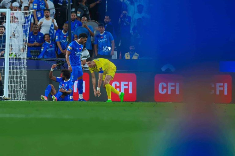 “مصارع” .. شاهد ماذا فعل رونالدو مع البليهي حتى طرد من مباراة النصر والهلال طرد رونالدو بعد اشتباكه مع مدافع الهلال علي البليهي