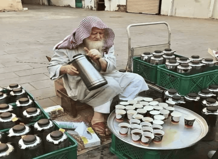 وفاة "مُطعم زوار النبي" بالمجان لـ40 عاما.. قصة السوري إسماعيل الزعيم "أبو السباع"