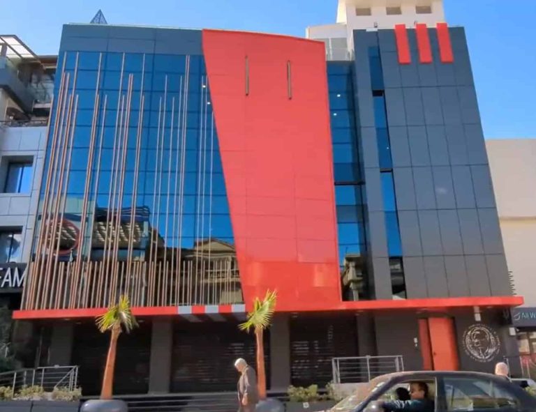 إزالة شعار KFC عن واجهة مطعم في العاصمة الجزائر