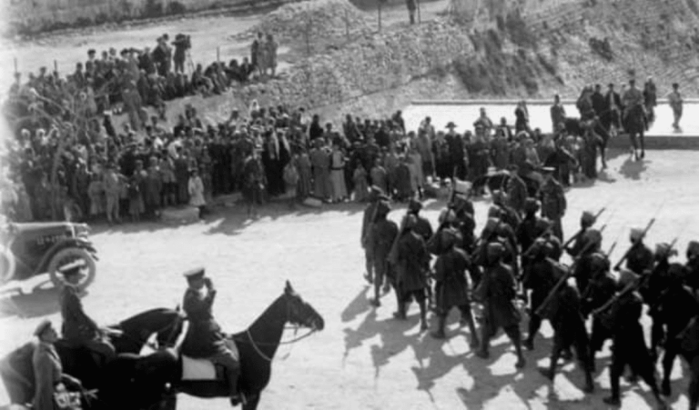 فلسطين وشعبها في قاموس الزعامات العربية: أحدهم ساعد الإنجليز ضد الثوار على طريقة الفاشيست ضد عمر المختار.. وآخر سرق صندوق الثورة.. وآخر: “ضعوا قضيتكم في يدي شرط أن لا تراجعوني أو أراجعكم!” بدايات عام ١٩٣٩، اضطرت بريطانيا من جديد أن تلجأ للزعامات العربية وبينهم "ابن سعود" علها تستطيع مرة أخرى خداع الشعب الفلسطيني من جديد ووقف الثورة