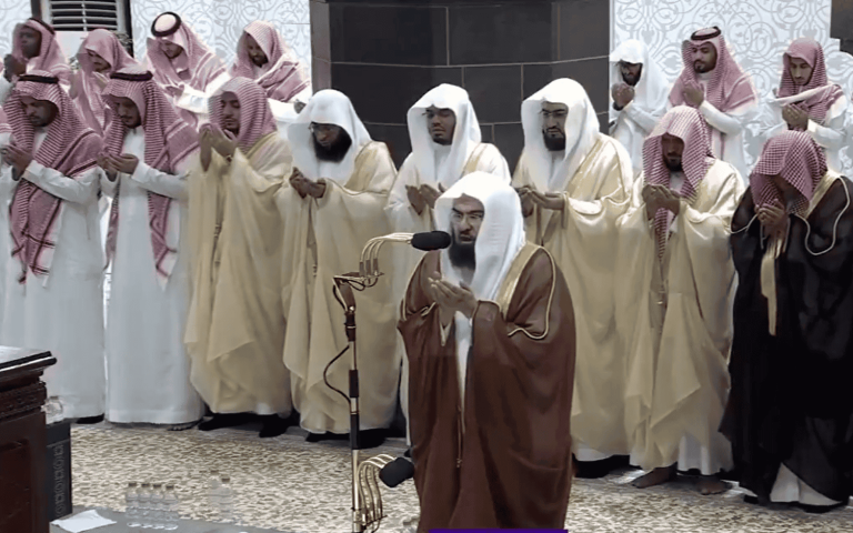 يخص ابن سلمان.. دعاء غريب للسديس بآخر ليلة وترية في الحرم المكي يثير جدلا (فيديو) يخص ابن سلمان.. دعاء الشيخ عبد الرحمن السديس لرؤية 2030 من داخل الحرم تثير الجدل عبر منصات التواصل