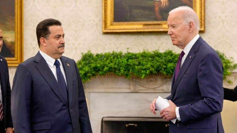 بايدن يلعب بساعته ويتجاهل حديث رئيس الوزراء العراقي! (فيديو) بايدن ورئيس الوزراء العراقي
