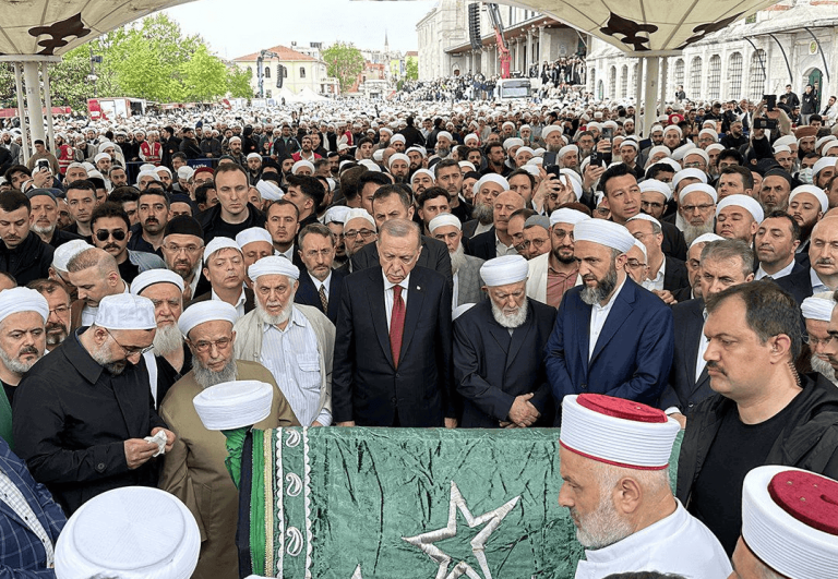 مشهد مُهيب.. طوفان بشري في جنازة عبد المجيد الزنداني وأردوغان بالمقدمة (فيديو) مشهد مُهيب.. طوفان بشري في جنازة عبد المجيد الزنداني وأردوغان بالمقدمة