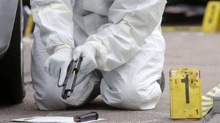 جريمة قتل في الجزائر بعد قيام رجل في مدينة حاسي بحبح شمال ولاية الجلفة، بإطلاق النار على طليقته وابنه، قبل أن ينتحر