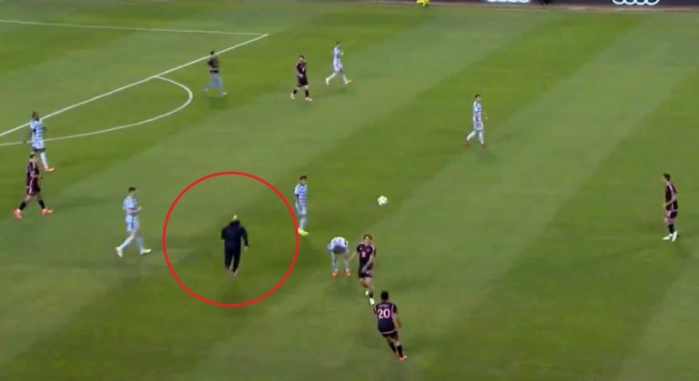 حارس ميسي ياسين تشويكو يقتحم الملعب