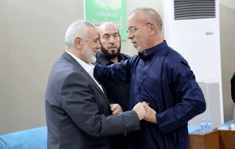 حفيظ دراجي مع إسماعيل هنية في الدوحة ويعلق: “في مجلس التهنئة بالشهادة” (شاهد) حفيظ دراجي مع إسماعيل هنية في الدوحة ويعلق: "في مجلس التهنئة بالشهادة"