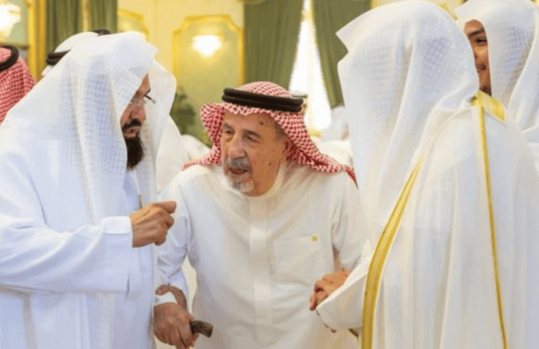 السديس يقبّل يد خطاط القرآن عثمان طه