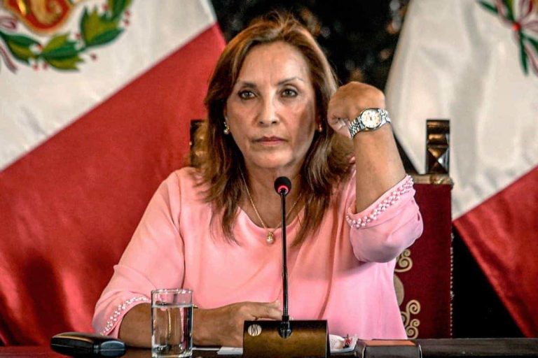 تطورات جديدة في قضية رئيسة البيرو والساعات روليكس.. توضيح لمصدر الثروة وموعد محاكمتها المرتقبة رئيسة البيرو دينا بولوارتي