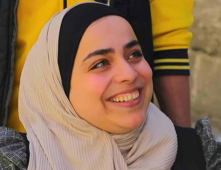 أم كلثوم تجري عملية كسر عضم.. قصة فتاة سورية نجت من الموت بمعجزة إلهية “فيديو” فتاة سورية
