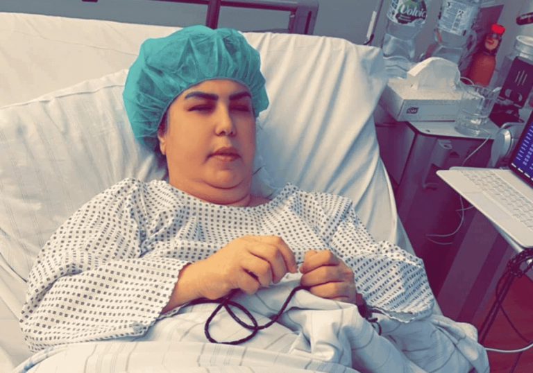بعد رواف السعين.. انتكاسة صحية لفجر السعيد ونقلها للعلاج بألمانيا.. ونشطاء: "لعنة دماء غزة أصابتهم"