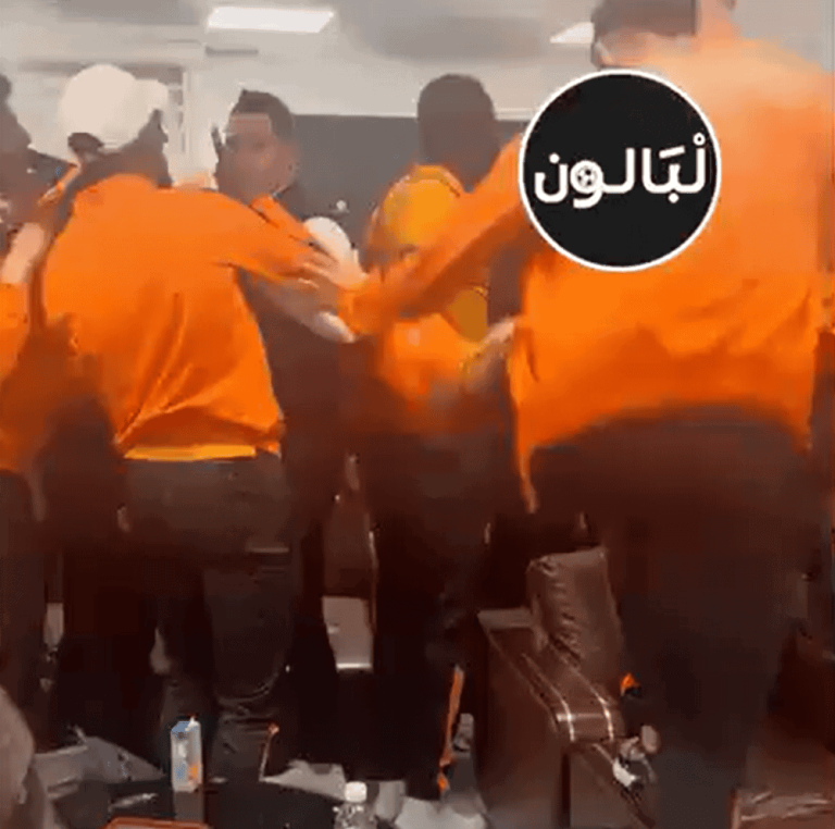 فوضى واشتباكات.. أمن الجزائر استعمل القوة مع بعثة نهضة بركان ومسؤول كبير يستفزهم بما قاله (فيديو) فوضى واشتباكات.. أمن الجزائر استعمل القوة مع بعثة نهضة بركان