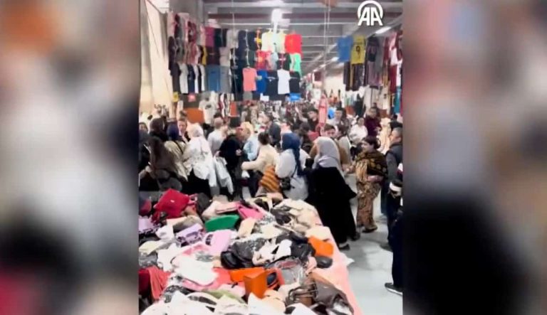 تركيا.. فوضى داخل سوق في إسطنبول بسبب عبارة “هناك قنبلة” (فيديو) فوضى في سوق اسطنبول بسبب وجود عبارة مكتوب عليها "هنالك قنبلة"