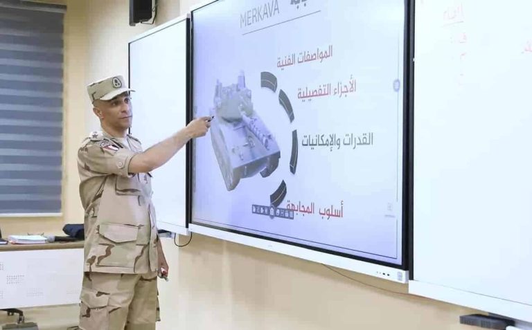 محاضرة في الأكاديمية العسكرية المصرية حول دبابات ميركافا الإسرائيلية