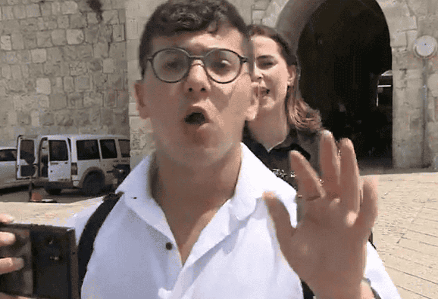 من موقع عملية القدس.. شاهد ما فعله مستوطن متطرف مع مراسلة الجزيرة.. وخديجة بن قنة:”معتوه” من موقع عملية القدس.. شاهد ما فعله مستوطن متطرف مع مراسلة الجزيرة.. وخديجة بن قنة:"معتوه"