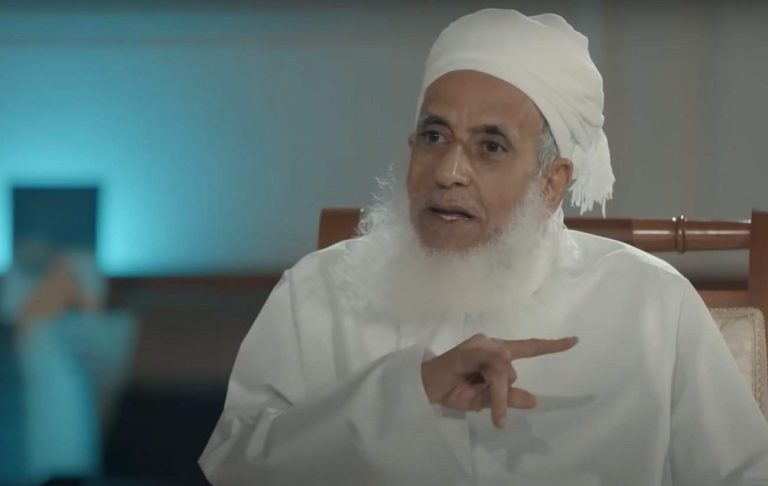 مفتي عمان أحمد الخليلي يشيد بالرد الإيراني على إسرائيل