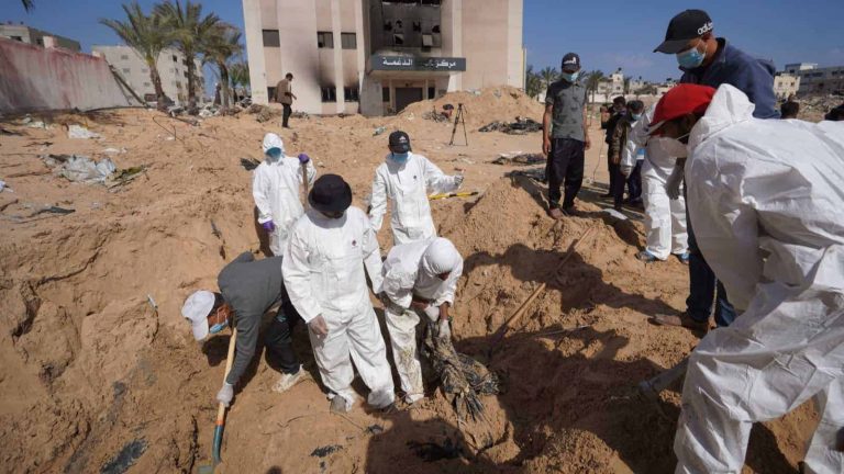 اكتشاف مقبرة جماعية في مجمع ناصر الطبي بخانيونس