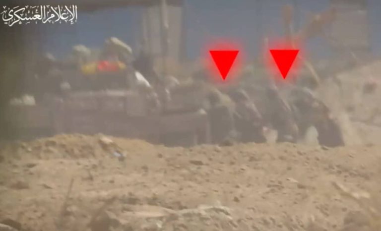 “اقتحموا عليهم المنزل” .. مقاتلو القسام يقتلون 15 جندياً إسرائيلياً شرق رفح بضربة واحدة كتائب القسام تعلن الإجهاز على 15 جندياً إسرائيلياً في منزل تحصنوا بداخله في حي التنور شرق مدينة رفح جنوب قطاع غزة