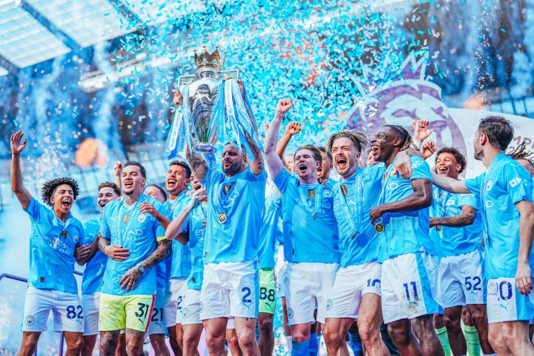 مانشستر سيتي يكتب التاريخ بالدوري الإنكليزي ويتوج باللقب للمرة 4 توالياً (شاهد) مانشستر سيتي يتوج بلقب الدوري الإنجليزي