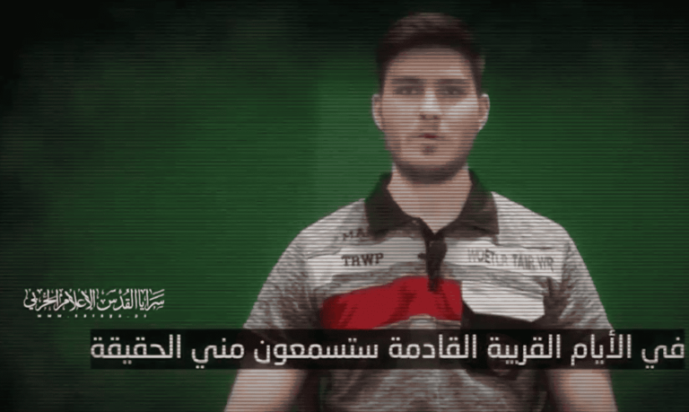 أسير إسرائيلي لدى سرايا القدس يعد برواية ما حدث له وللأسرى في غزة