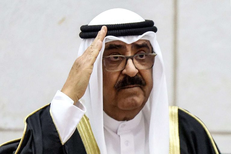 حبس كويتيين بعد أيام من قرار أمير البلاد بحل مجلس الأمة.. ما القصة؟ أمير الكويت