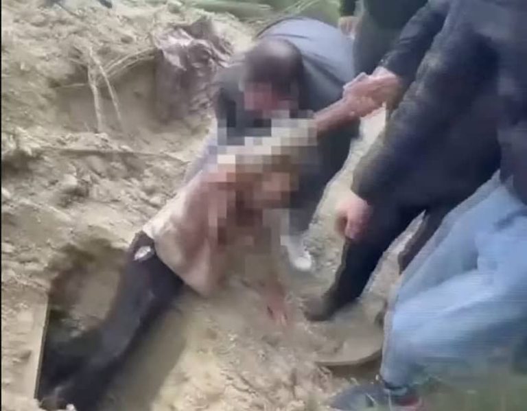 إخراج مسن دفن حياً لأربعة أيام