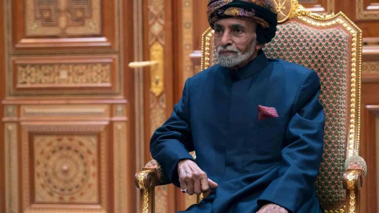 لماذا لم يكن السلطان قابوس يحضر القمم العربية!؟ (فيديو) السلطان قابوس بن سعيد