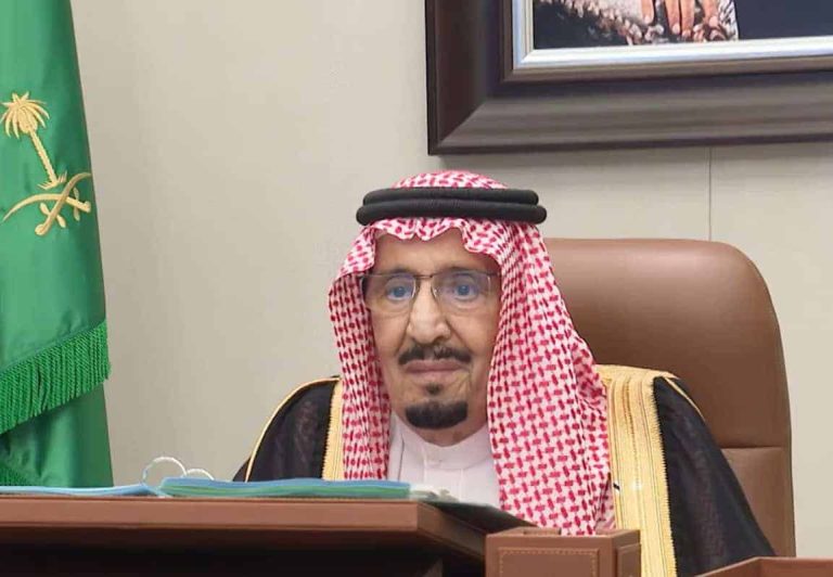 أول ظهور للملك سلمان منذ إعلان إصابته بالتهاب رئوي.. هكذا بدت حالته الصحية (شاهد) الملك سلمان