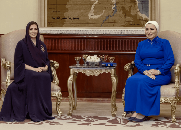 بالتزامن مع اقتحام رفح.. زوجة سلطان عمان في زيارة خاصة لمصر وانتصار السيسي تستقبلها