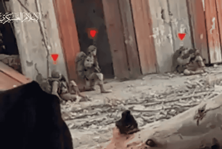 أشلاء.. الاحتلال يجمع ما تبقى من جنوده وقدرات حماس وقوتها أصابت إسرائيل بالصدمة والرعب (فيديو) أشلاء.. الاحتلال يجمع ما تبقى من جنوده وقدرات حماس وقوتها أصابت إسرائيل بالصدمة والرعب
