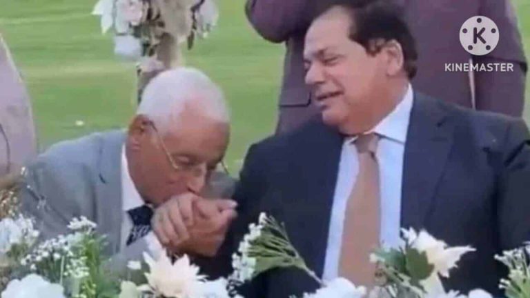 حسام موافي يقبل يد محمد أبو العينين.. انحناء الطبيب المصري الشهير يثير جدلا وأول رد من أسرته حسام موافي يقبل يد محمد أبو العينين