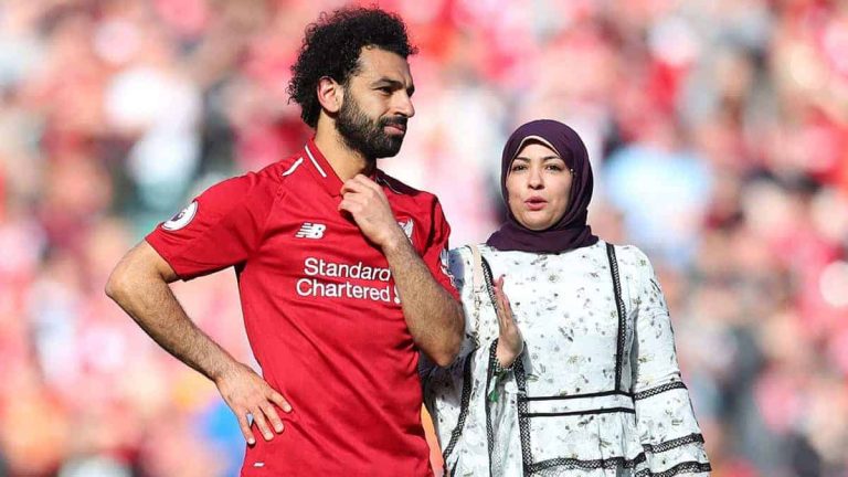 “محاط بالحمقى” .. محمد صلاح يخرج عن صمته ويهاجم منتقدي عناق كلوب لزوجته (شاهد) زوجة محمد صلاح