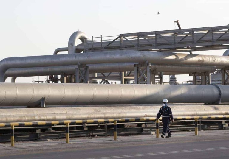 صفقة نفط مشبوهة بين البحرين والسعودية تثير جدلا.. ما قصتها؟ صفقة نفط بين البحرين والسعودية