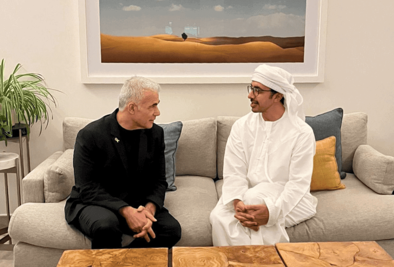 بعد رواج مقطع “شيطنة الإسلام”.. ماذا وراء استقبال عبدالله بن زايد ليائير لابيد في منزله؟ بعد رواج مقطع "شيطنة الإسلام".. استقبال عبدالله بن زايد ليائير لابيد في منزله