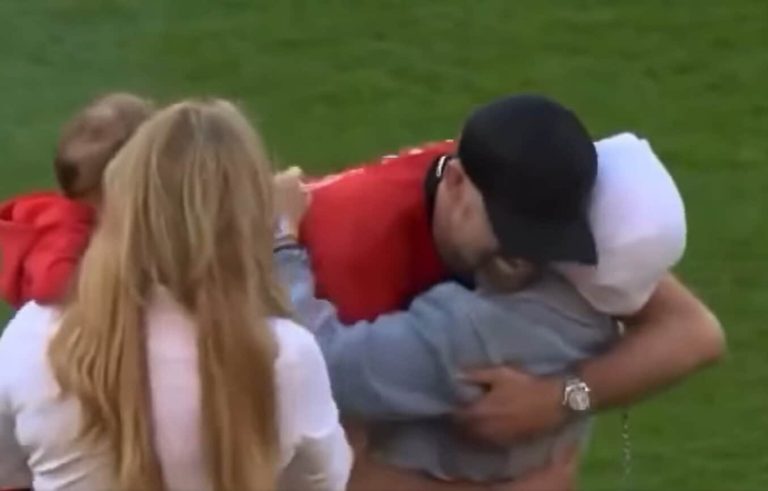 حضن “كلوب” لزوجة محمد صلاح يعرض الفرعون المصري لأكبر هجوم في تاريخه (فيديو) عناق كلوب زوجة محمد صلاح